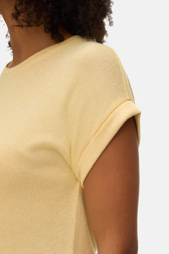 T-shirt jaune à manches courtes de Vero Moda, avec des manches retroussées et une fine structure en côtes.