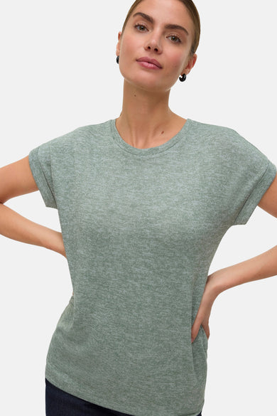 T-shirt vert avec manches courtes de VERO MODA, design uni, avec des boucles d'oreilles noires.