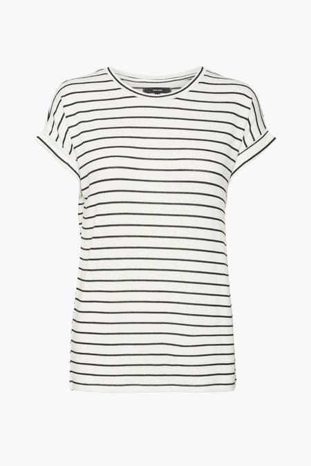 T-shirt rayé blanc de VERO MODA®, avec des manches courtes et porté avec un pantalon noir.