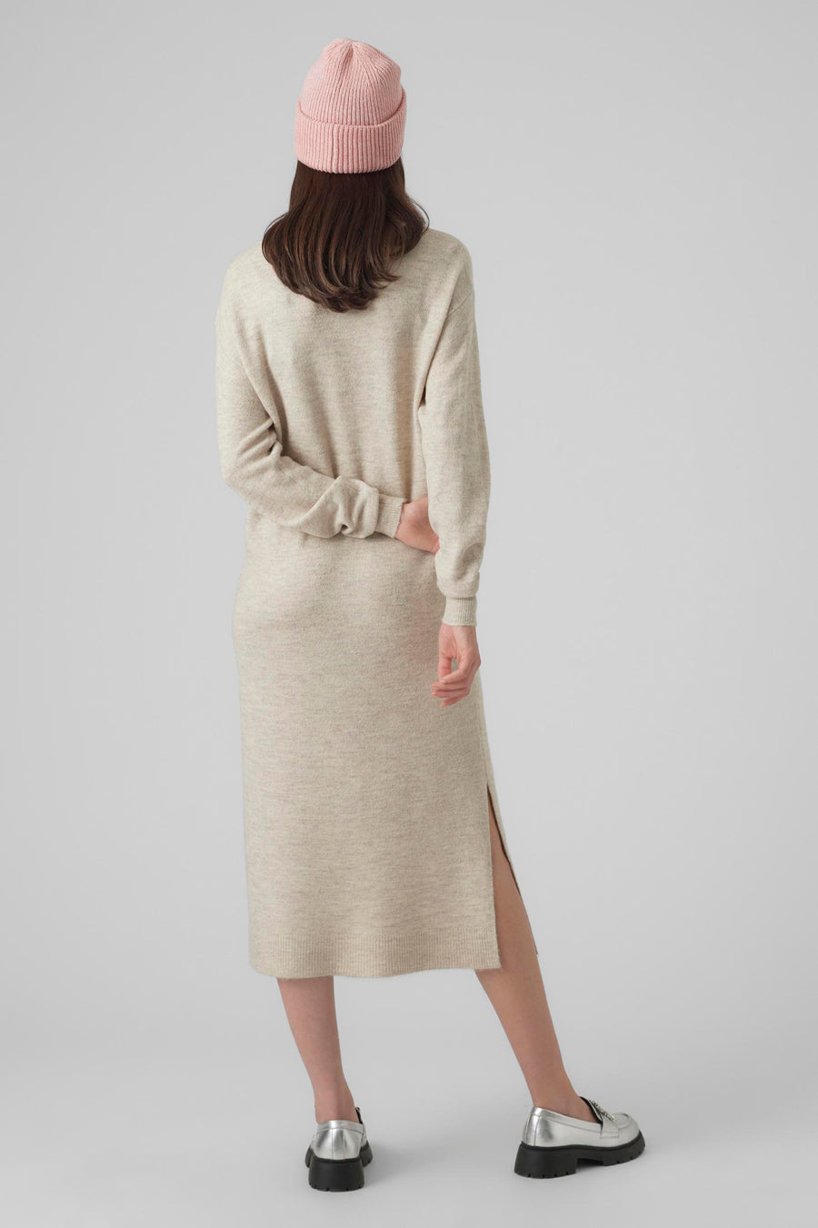 Robe longue de manches VERO MODA, avec une encolure biaisée et portée avec un chapeau rose et des chaussures argentées.