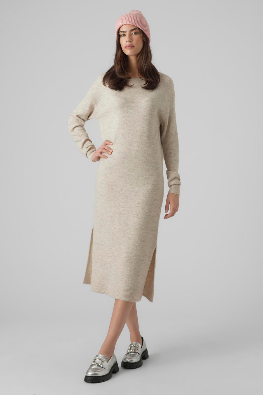 Manteau beige avec longues manches de VERO MODA, avec une encolure bateau et un chapeau rose et des chaussures argentées.