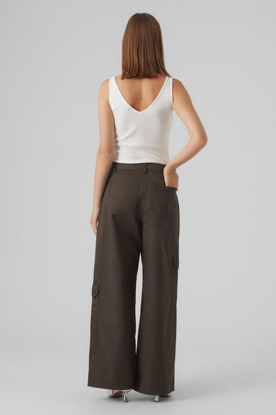 Pantalon vert de VERO MODA, avec des jambes larges et des poches sur les côtés.