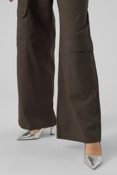 Pantalon vert de VERO MODA, avec des jambes larges et des escarpins argentés.