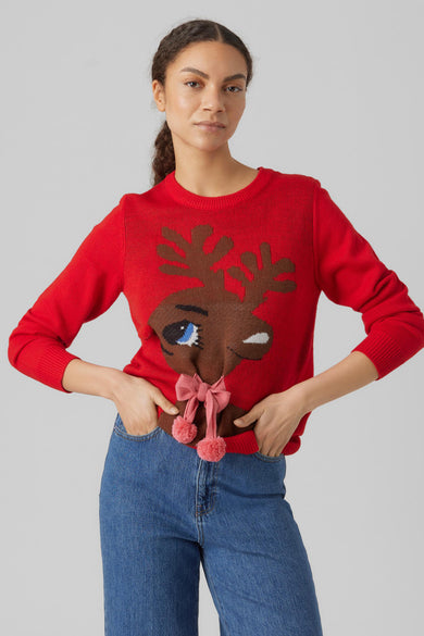 Gilet de Noël rouge VERO MODA, vu de derrière, avec des manches longues et associé à un jean et des bottes.