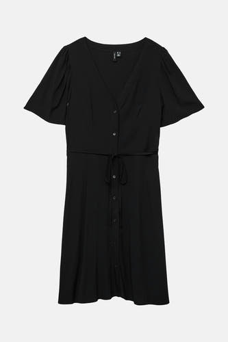 Robe noire à manches courtes de VERO MODA, avec des boutons et une ceinture à la taille.