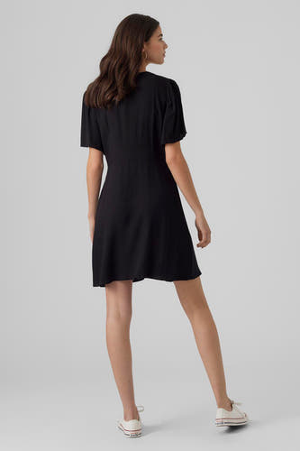 Robe noire à manches courtes de VERO MODA, vue de derrière, en tissu lisse et avec une coupe décontractée.