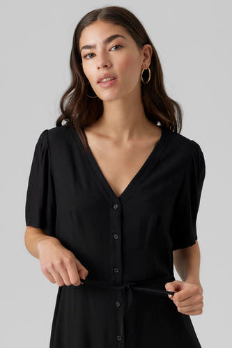 Robe noire à manches courtes de VERO MODA, avec fermeture à boutons et ceinture coordonnée.