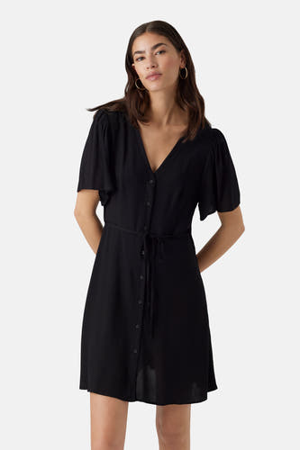 Robe noire à manches courtes de VERO MODA, avec fermeture à boutons et une ceinture.