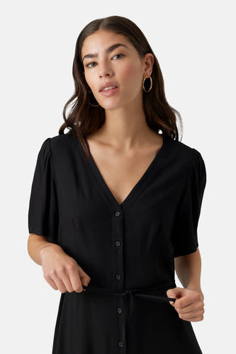 Robe noire à manches courtes de VERO MODA, avec col V et fermeture à boutons, y compris une ceinture.