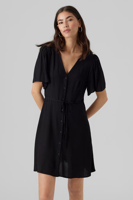 Robe noire à manches courtes de VERO MODA, avec des boutons et une ceinture.