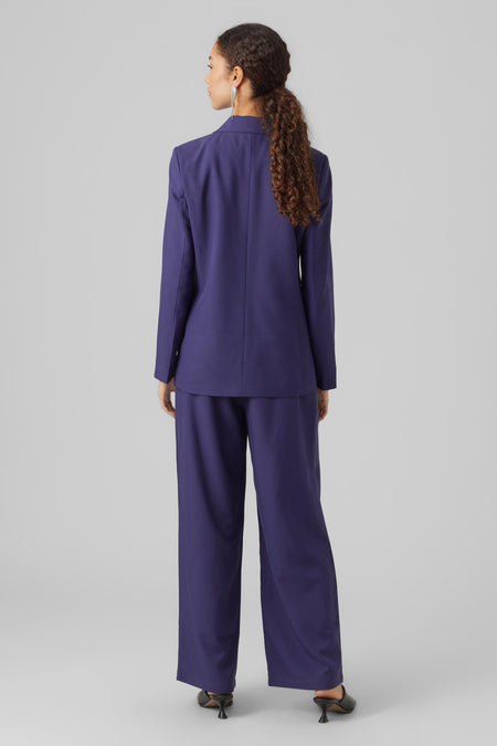 Pantalon bleu de VERO MODA, avec des jambes larges et associé à un manteau coordonné.