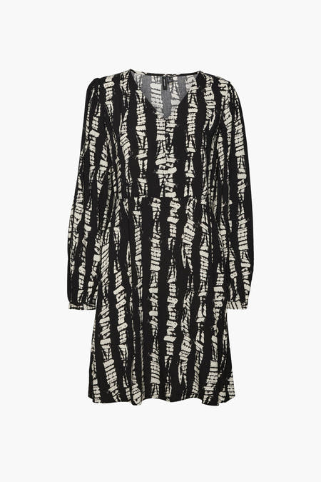 Robe courte noire de VERO MODA avec des manches longues et un motif à rayures abstraites.