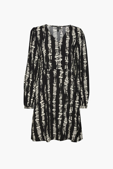 Robe courte noire de VERO MODA avec des manches longues et un motif à rayures abstraites.