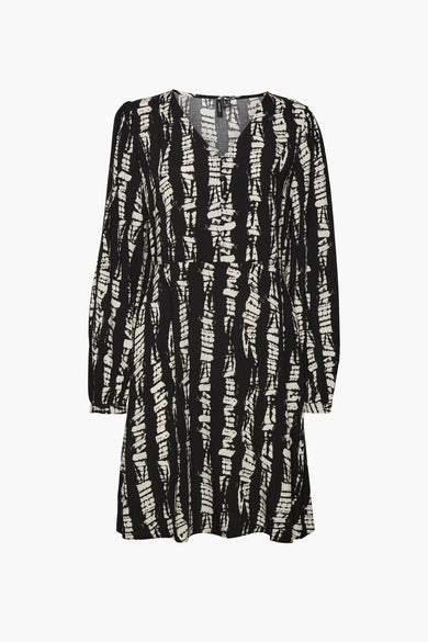 Robe courte noire de VERO MODA, avec un motif rayé abstrait et des manches longues.