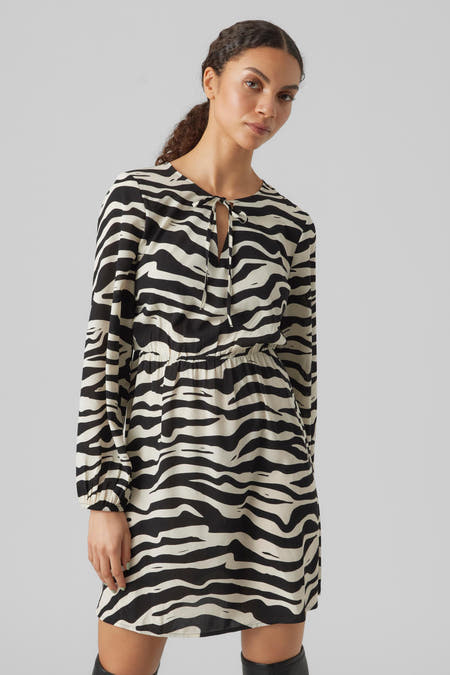 Jupe beige courte de VERO MODA® avec des manches longues et un motif à carreaux zèbre noir.