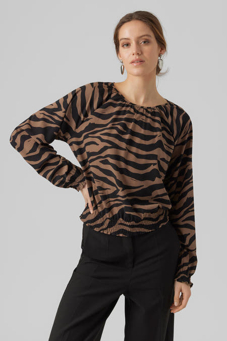 Blouse brune à longues manches de Vero Moda avec un imprimé zébré audacieux et un pantalon noir.