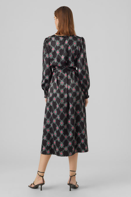 Robe noire à longues manches de VERO MODA, avec imprimé graphique et ceinture à la taille.