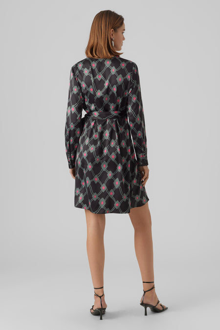 Jupe courte noire de VERO MODA avec un motif à carreaux sur toute la surface en rose et gris, avec des manches longues et une ceinture.