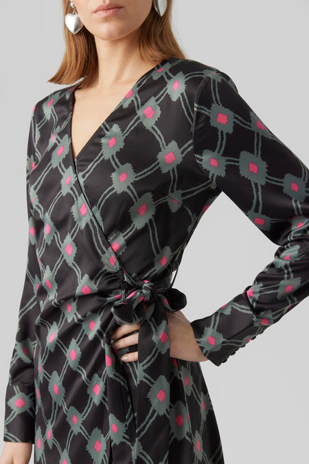 Robe courte noire de VERO MODA, avec un motif graphique en rose et gris, et un modèle wrap avec une ceinture à nouer.