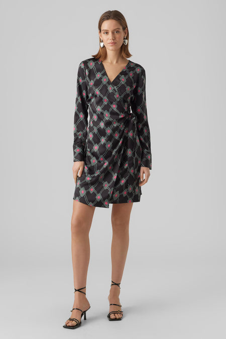 Robe courte noire de VERO MODA, avec des manches longues, un modèle à revers et un motif géométrique.