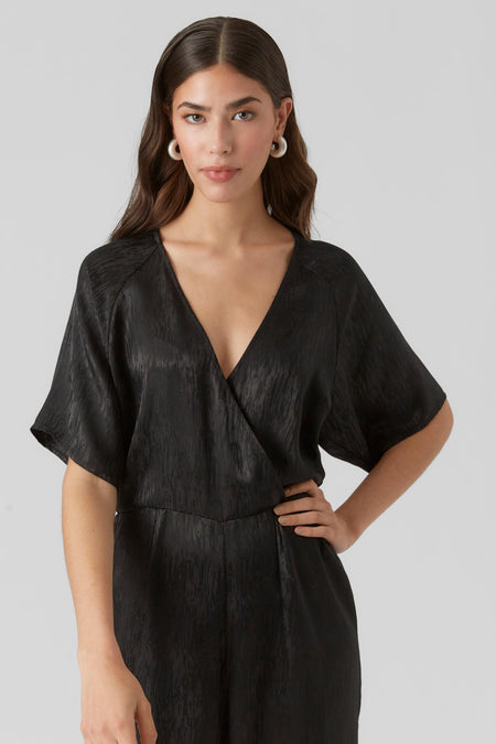 Combinaison noire de VERO MODA avec des manches courtes, un pli et une subtile texture.