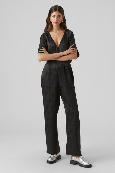 Combinaison noire de VERO MODA avec une texture brillante et un col V.