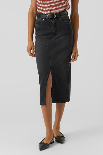 Robe noire de VERO MODA, avec une fente à l'avant, associée à une chemise rayée et à un ceinture.