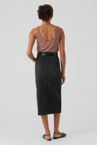 Robe noire de VERO MODA, avec une ceinture et des poches arrière, associée à un haut rayé.