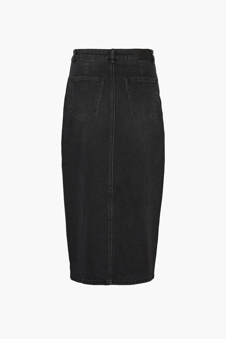 Robe noire de VERO MODA, vue de derrière avec des poches et une coupe droite.