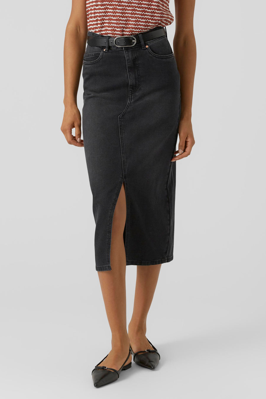 Robe noire de VERO MODA avec une taille haute et une fente à l'avant, associée à des ballerines noires.