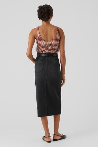 Robe noire de VERO MODA, avec ceinture et poches arrière.