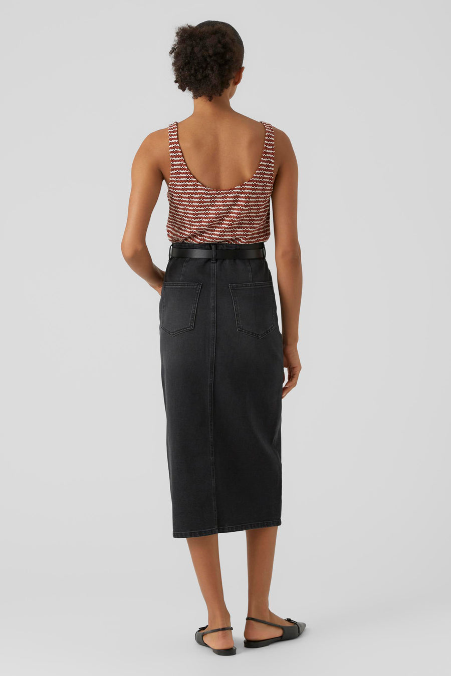 Robe noire de VERO MODA, avec ceinture et poches arrière.