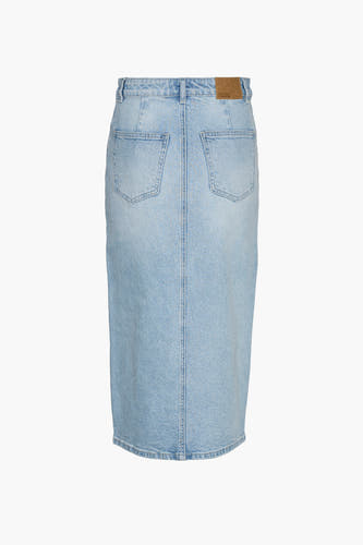 Jupe en denim bleu clair de Vero Moda, avec des poches arrière et une coupe droite.