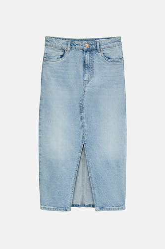 Jupe en denim bleu clair de Vero Moda avec une fente à l'avant et des poches.