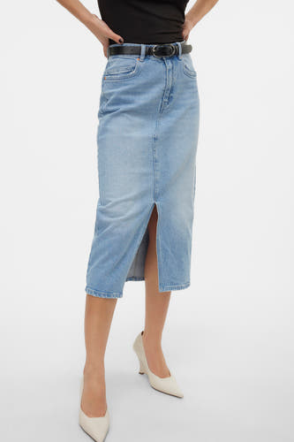 Jupe en denim bleu clair de VERO MODA, avec une fente à l'avant et une ceinture noire autour de la taille.