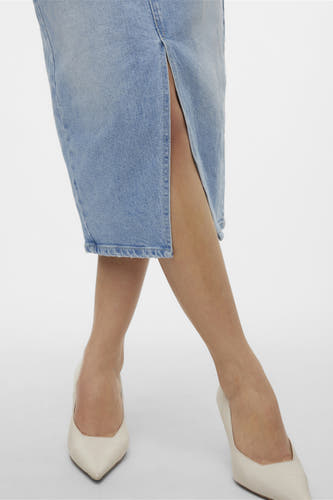 Jupe en denim bleu clair de VERO MODA, avec une fente à l'avant et associée à des escarpins pointus.