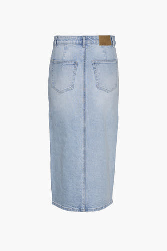 Jupe en denim bleu clair de VERO MODA, avec des poches arrière et une couture verticale à l'arrière.