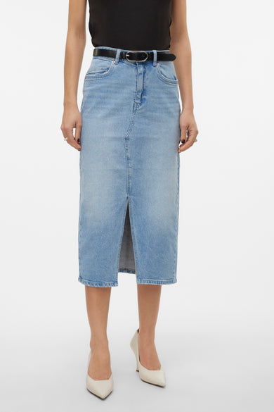 Jupe en denim bleu clair de VERO MODA, avec une fente à l'avant et des chaussures beige.