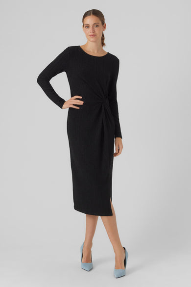 Robe noire à longues manches de VERO MODA, avec paillettes et une fente devant.