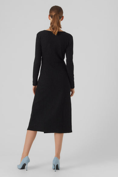 Robe noire à manches longues de VERO MODA, vue de derrière avec des escarpins bleus.
