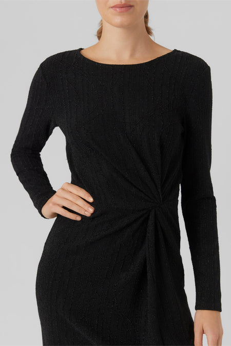 Robe noire à longues manches de Vero Moda, avec un détail noué à l'avant.
