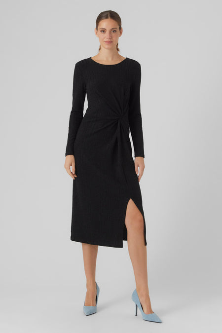 Robe noire à longues manches de VERO MODA®, avec un détail de nœud et une fente.