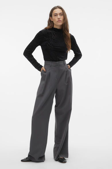 Gilet noir VERO MODA® à longues manches avec un motif de tigre subtil.