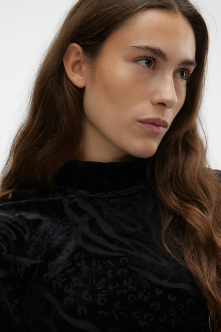 Col rue noir VERO MODA, avec un motif abstrait et animalier dans une texture veloutée, cropped close-up.