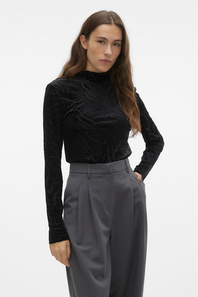 Col rue VerotrA deA, avec un sub sub sub et portéée pantalon gris.