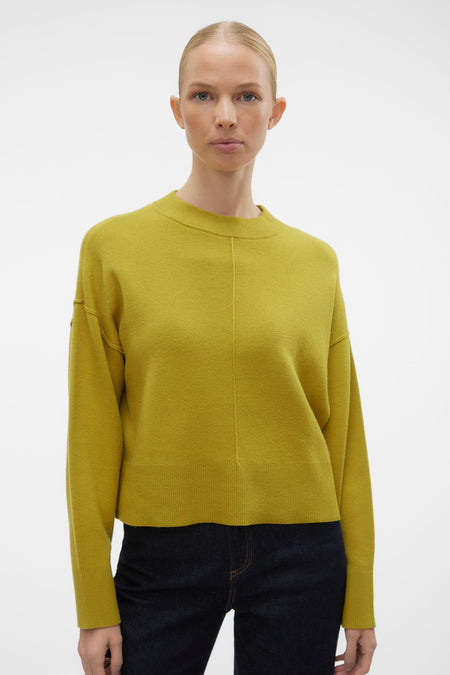 T-shirt vert avec col rond de VERO MODA, d'une fine texture et de longues manches, associé à un jeans foncé.
