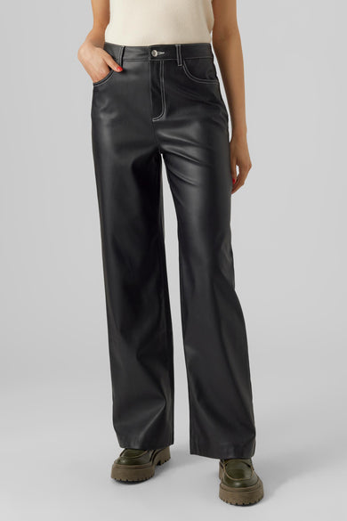 Pantalon cargo noir de VERO MODA, avec des surpiqures blanches sur les poches, vu de derrière.
