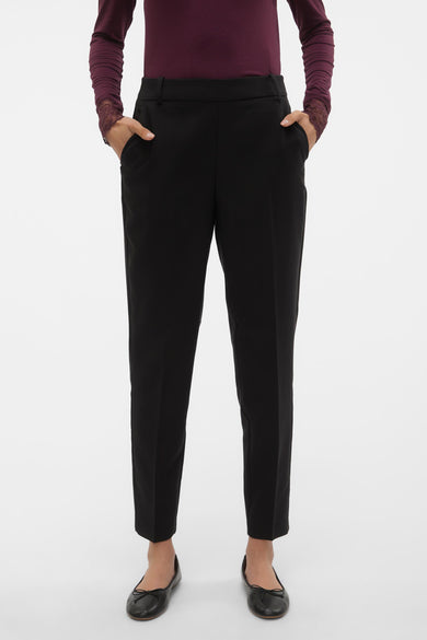 Pantalon noir de VERO MODA, associé à une chemise bordeaux avec des manches longues et des détails en dentelle, et des ballerines noires.