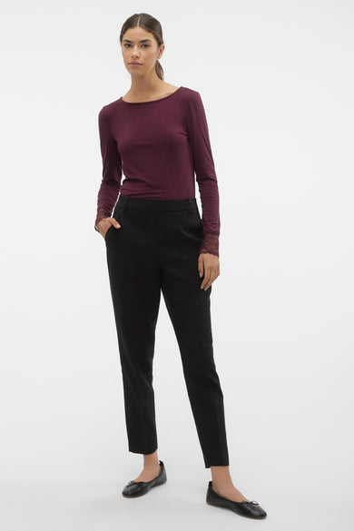 Zwarte broek van VERO MODA, gecombineerd met een bordeauxrood shirt met lange mouwen en kanten details, en zwarte ballerina's.
