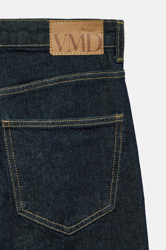 Jean bleu marine large en denim de VERO MODA, avec poche arrière et étiquette en cuir brun.